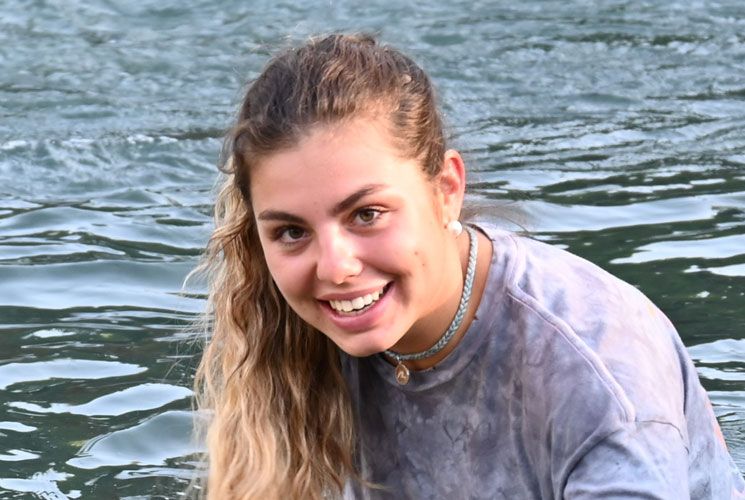 Clara aide-monitrice sports eaux vives loisirs aventures rafting à Saint Lary