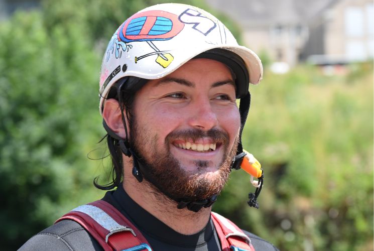 Antoine moniteur diplômé sports eaux vives loisirs aventures rafting à Saint Lary