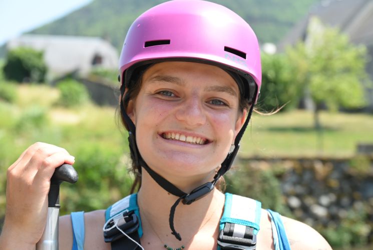 Jeanne stagiaire sports eaux vives loisirs aventures rafting à Saint Lary