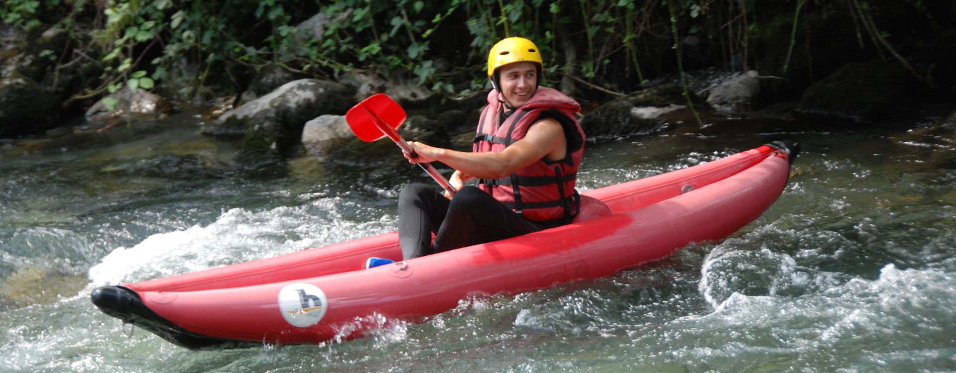 Kayak raft sur la Neste d'Aure Hautes Pyrénées sports eaux vives loisirs aventures rafting à Saint Lary