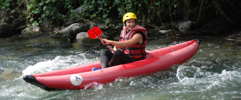 Kayak raft sur la Neste d'Aure Hautes Pyrénées sports eaux vives loisirs aventures rafting à Saint Lary